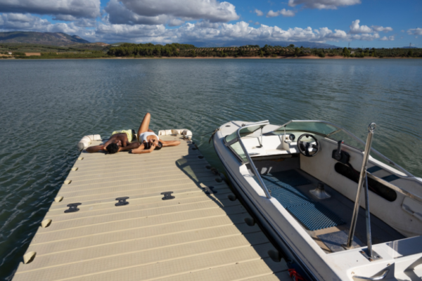 Benefits of Owning a Pontoon Boat & How to Choose the Right Builder